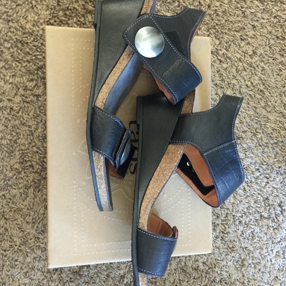 TÄŌS wedge sandals. - Picture 5 of 5